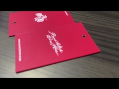 Tương thích với hầu hết các thẻ tiêu chuẩn Thẻ treo quần áo tùy chỉnh với kiểu khóa cài