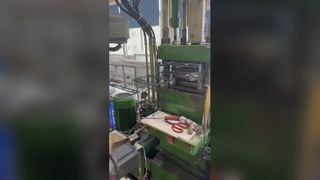 Chụp thực tế quy trình sản xuất tự động cho ứng dụng nhãn đen, khuôn nhựa