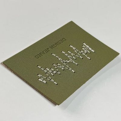 Thẻ nhãn da mặc quần jean màu xanh lá cây