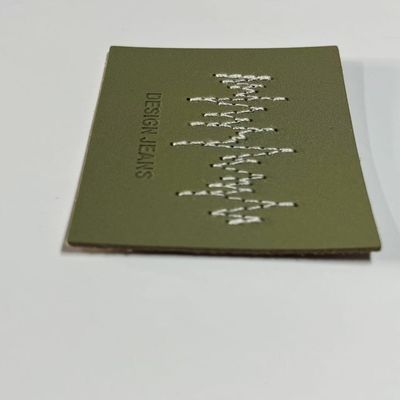 Thẻ nhãn da mặc quần jean màu xanh lá cây