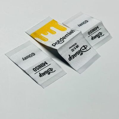 Nhãn áo được dệt theo yêu cầu Nhãn áo 0.4mm Logo 5000pcs