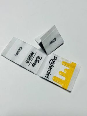 Nhãn áo được dệt theo yêu cầu Nhãn áo 0.4mm Logo 5000pcs